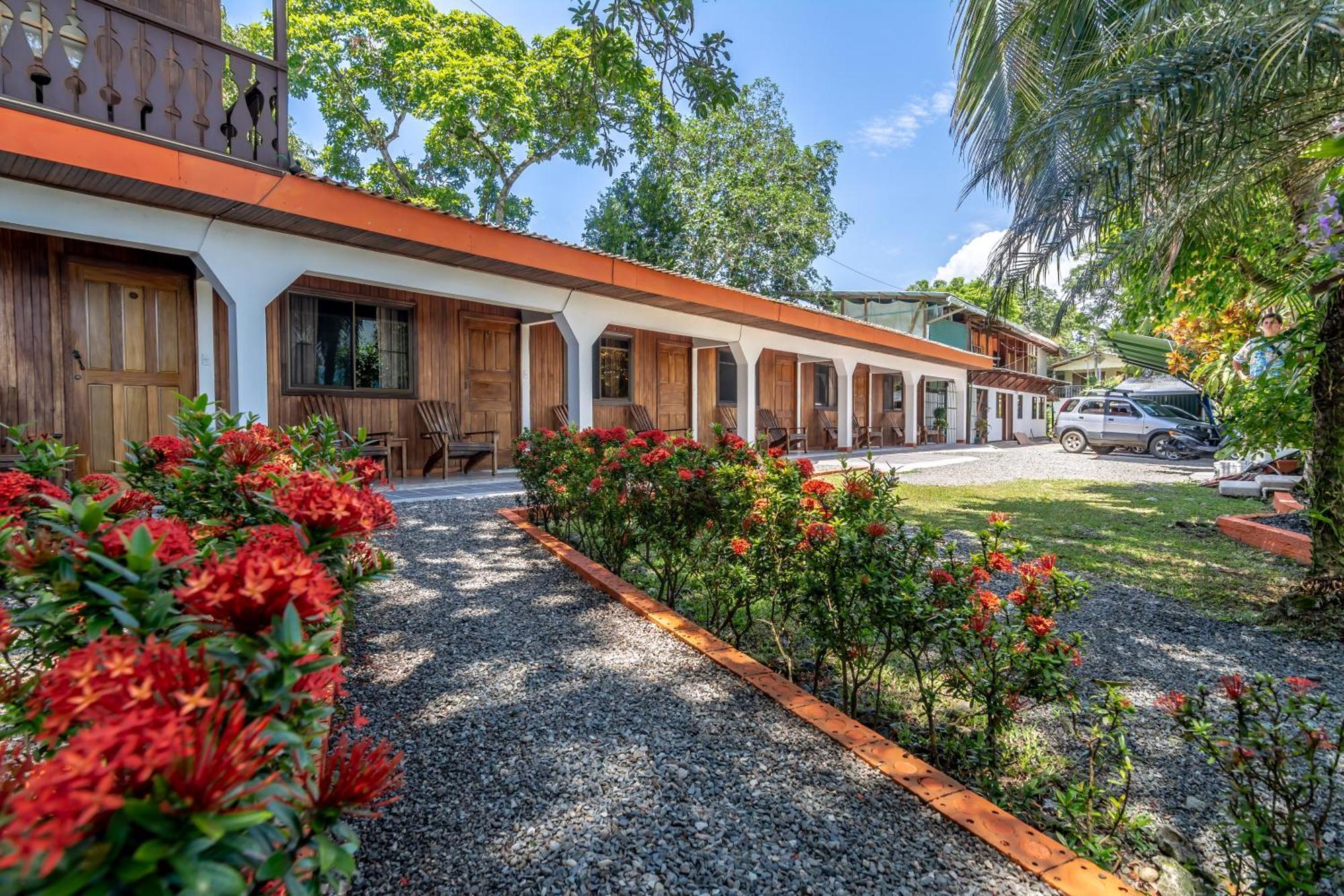 Cabinas Arrecife Cahuita Eksteriør bilde