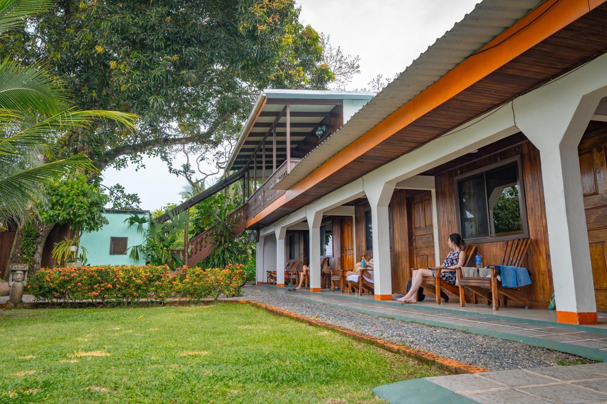 Cabinas Arrecife Cahuita Eksteriør bilde