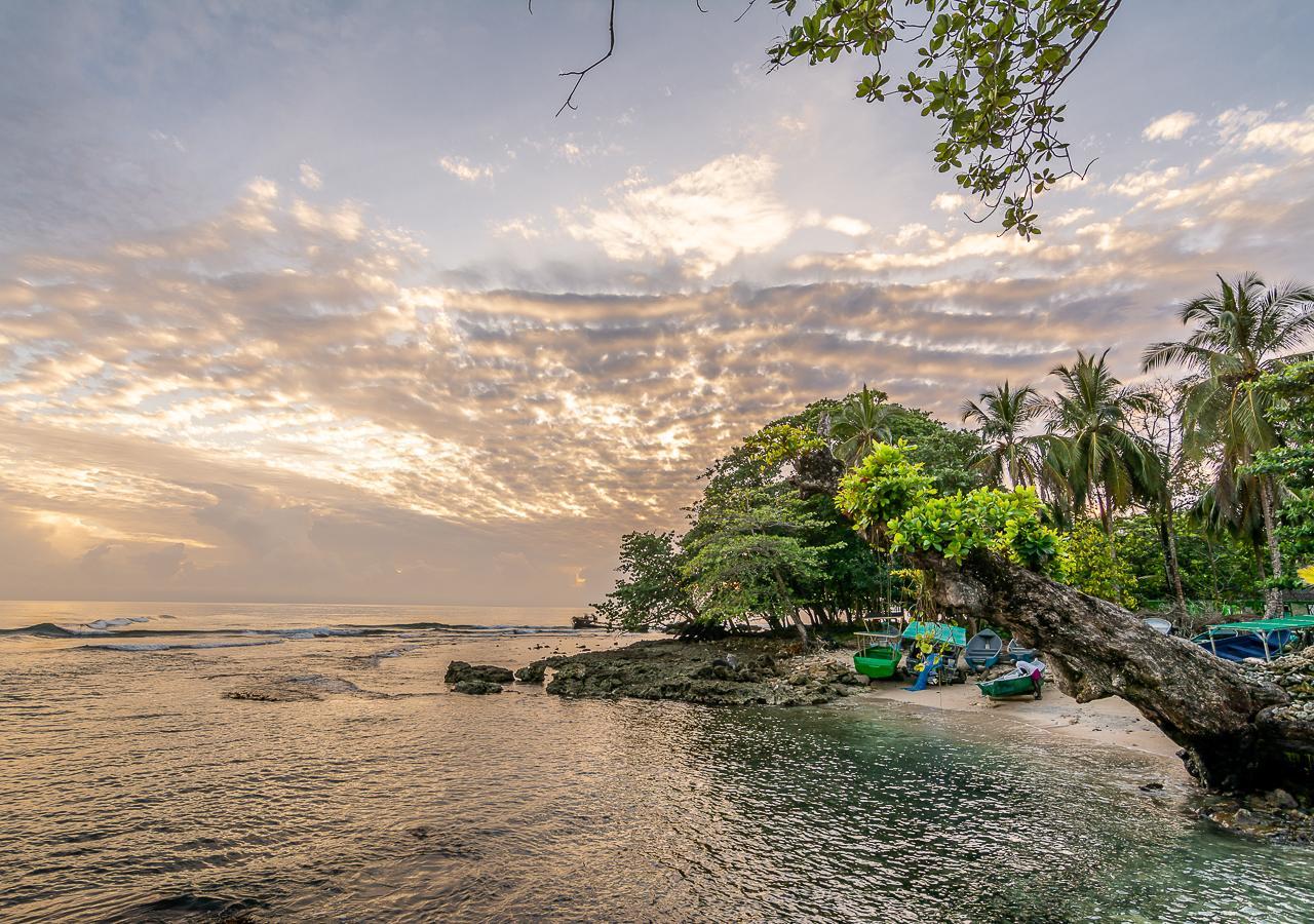 Cabinas Arrecife Cahuita Eksteriør bilde